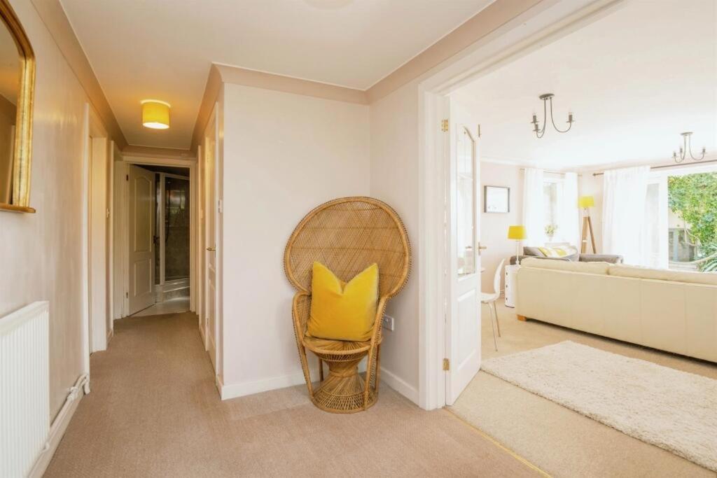 Stylish - 2 Min Walk From Ogmore By Sea With Private Garden, Sea Views & Stunning Sunsets, Dog Friendly Appartamento *