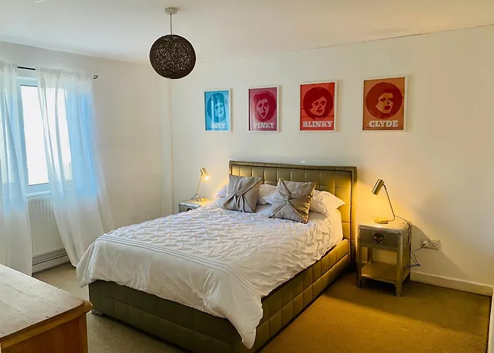 Stylish Apartment - 2 Min Walk From Ogmore By Sea Beach With Private Garden, Sea Views & Stunning Sunsets, Dog Friendly