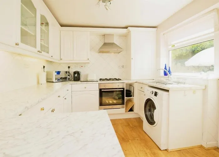 Stylish Apartment - 2 Min Walk From Ogmore By Sea Beach With Private Garden, Sea Views & Stunning Sunsets, Dog Friendly
