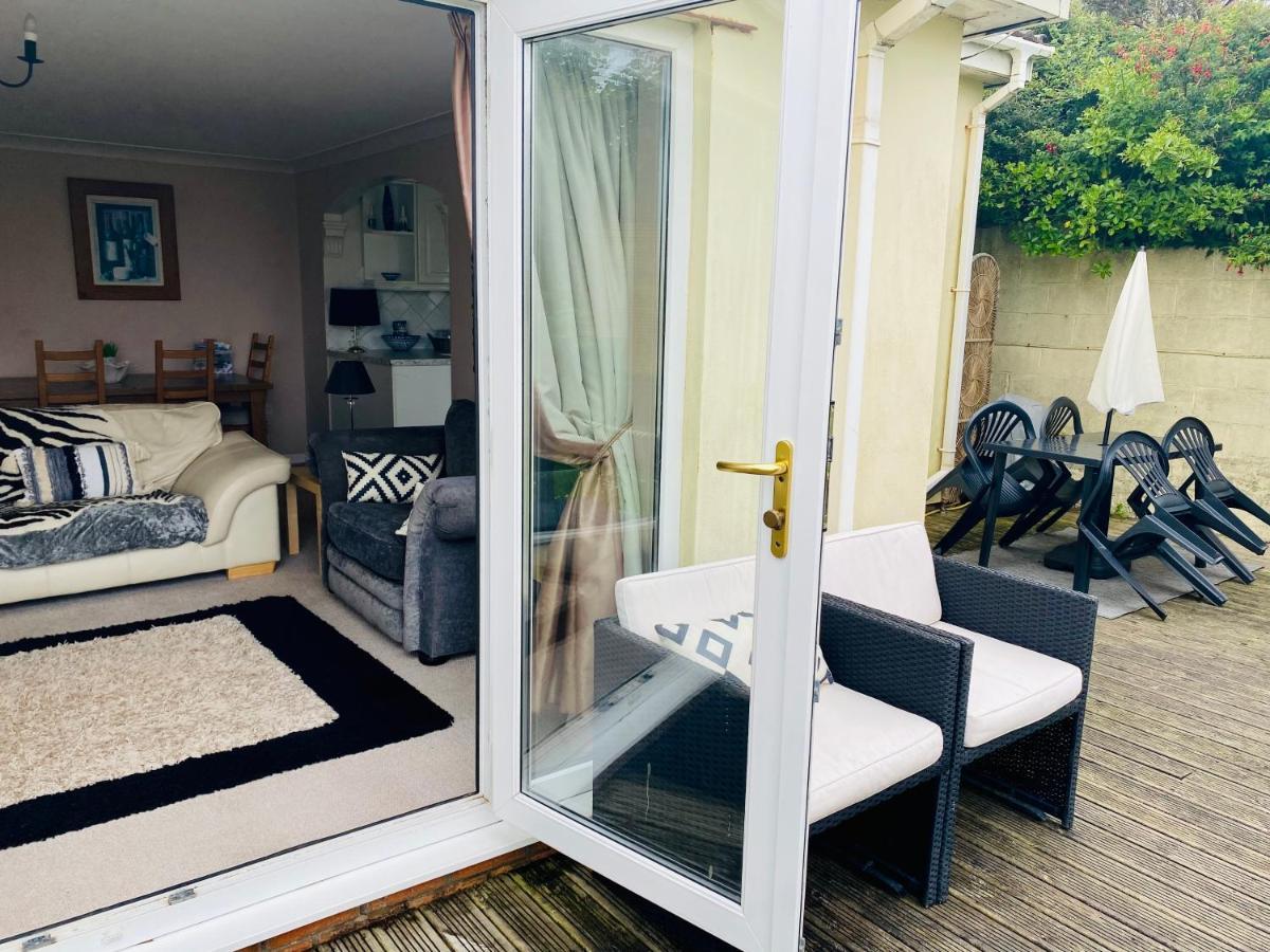 Seaside Retreat: Stylish With Garden And Ocean Views Apartment *