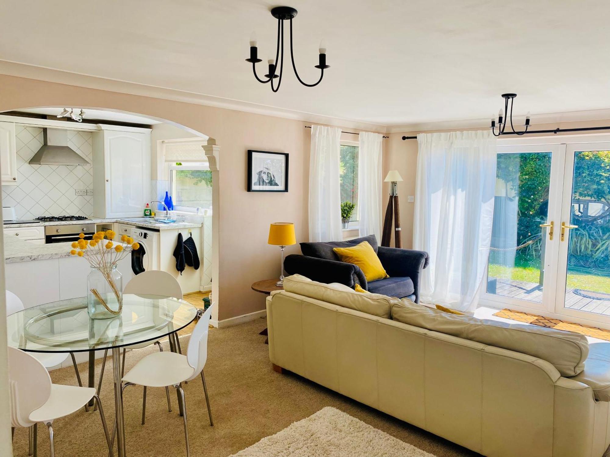 Seaside Retreat: Stylish With Garden And Ocean Views Apartment *