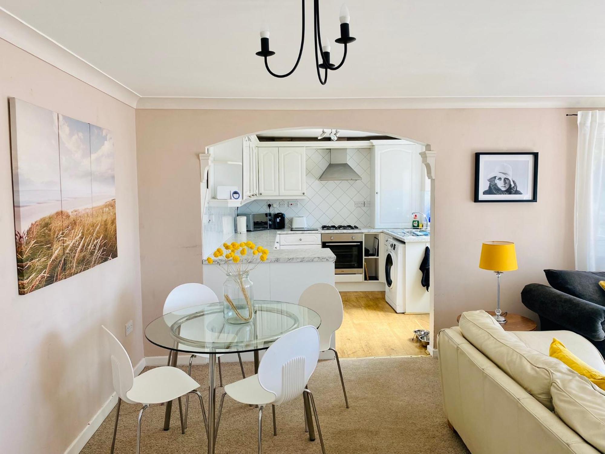 Seaside Retreat: Stylish With Garden And Ocean Views *