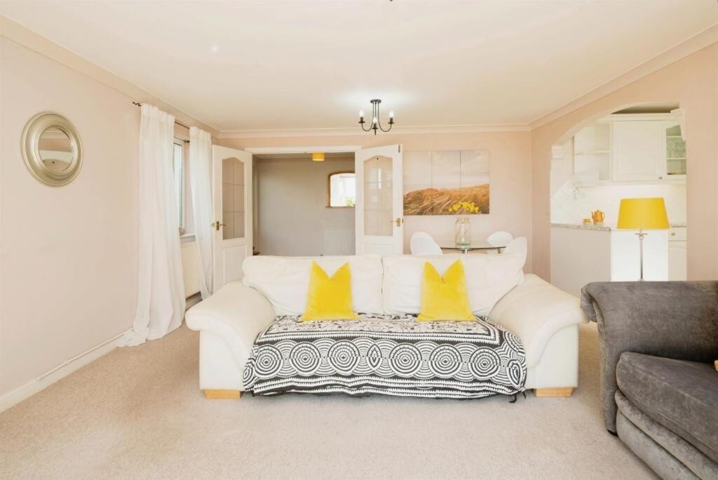 Seaside Retreat: Stylish With Garden And Ocean Views