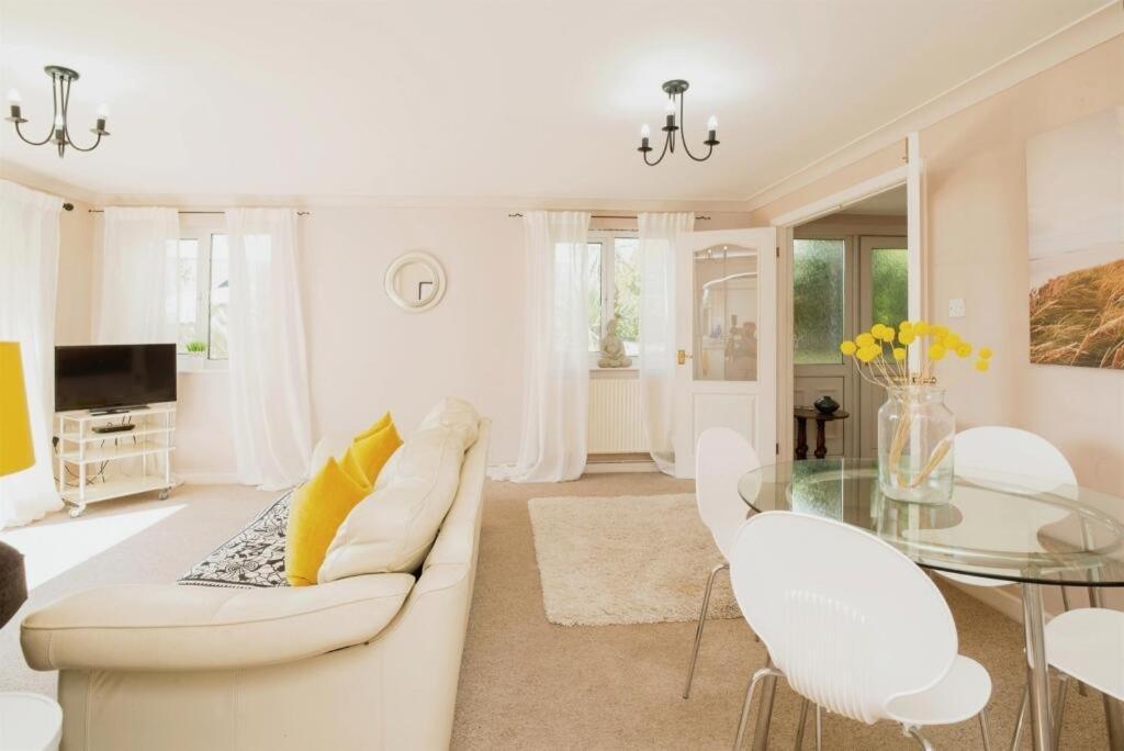 Seaside Retreat: Stylish With Garden And Ocean Views Apartment *