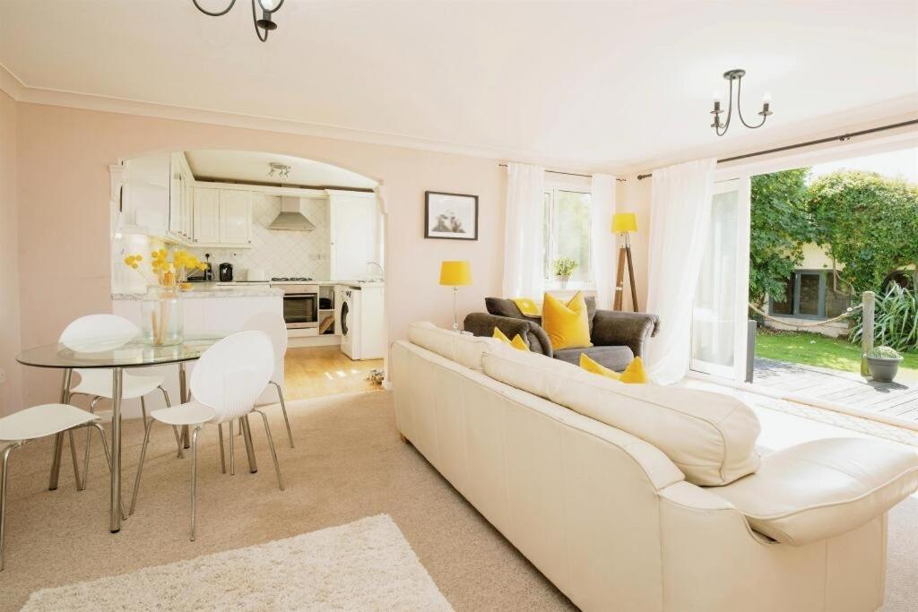 Seaside Retreat: Stylish With Garden And Ocean Views Apartment Tythegston
