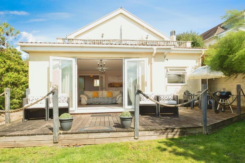 Seaside Retreat: Stylish With Garden And Ocean Views Apartment
